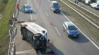 Na jezdni w kierunku Warszawy dachował bus