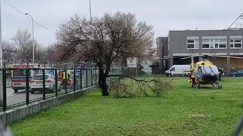 Pieszy zasłabł na przystanku autobusowym