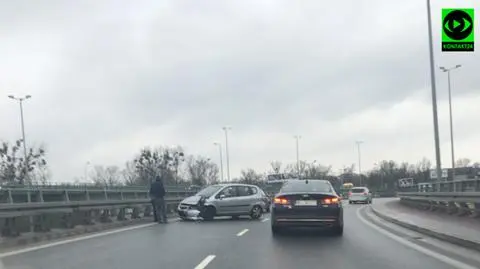 Honda na barierkach, korek w alei Prymasa Tysiąclecia 