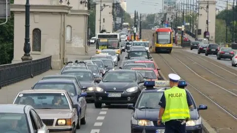 Most Poniatowskiego w korku po wypadku opla i renault