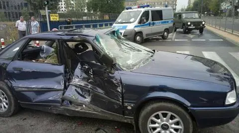 Audi wjechało pod autobus
