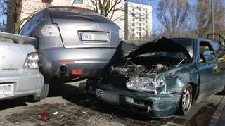 Po kolizji uszkodzone zostały samochody stojące na parkingu