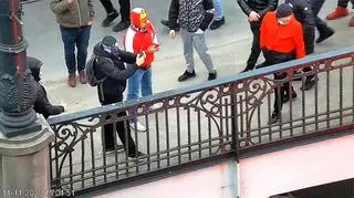 Policja publikuje zdjęcia osób, które mogą mieć związek z podpaleniem mieszkania