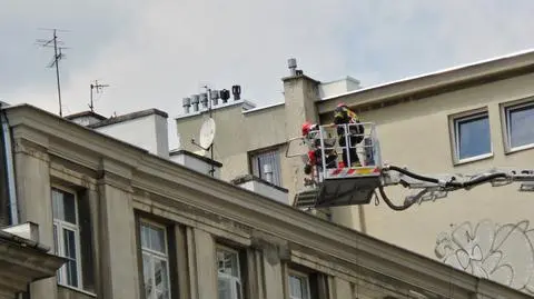 Trudna akcja strażaków w centrum. Ogień w oficynie