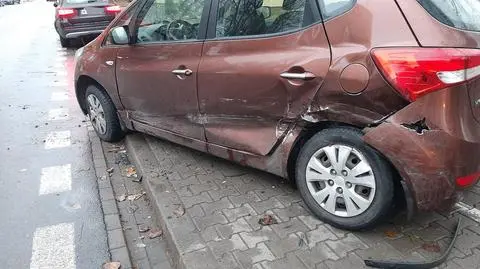 Uderzył w zaparkowany samochód. Policja: miał ponad pół promila