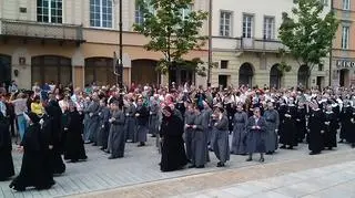 Ulicami stolicy przechodzą procesje