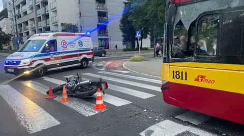 Kierowca skutera w szpitalu po zderzeniu trzech pojazdów