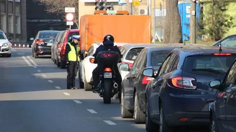 Policjantka kontroluje kierowców w korku