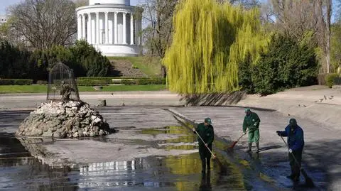 Widłami w szlam i wodorosty. Spuścili wodę, czyszczą dno stawów