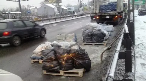 Z ciężarówki wypadły worki z cementem