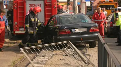 Mercedes na torowisku.  Akcja służb na pl. Narutowicza