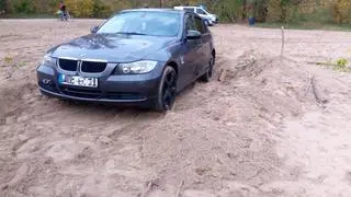 22-latek wjechał samochodem na plażę przy Wale Miedzeszyńskim