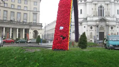 Naprawili tęczę na placu. "W nocy ktoś powyrywał kwiaty"