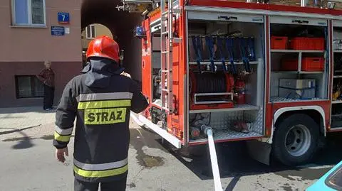 Pożar i ewakuacja kamienicy. Dwie osoby w szpitalu