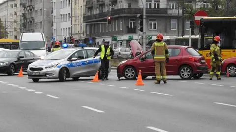 Wypadek na Mokotowie: jedna osoba trafiła do szpitala, utrudnienia w ruchu