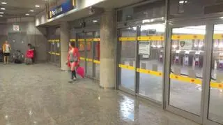 Przez ulewę zamknięli stacje metra