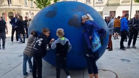 Rzeźba wydaje odgłosy wykluwającego się pisklaka