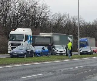 Zderzenie trzech aut na Bielanach 