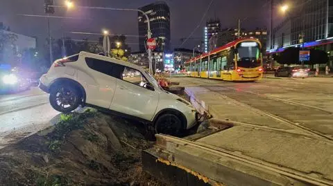 "Kierująca pojechała prosto" i wpadła do wykopu