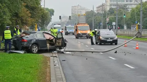 Auto na latarni. Kierowca uciekł, zostawił ranną pasażerkę