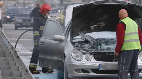 Pożar mercedesa na moście Siekierkowskim 