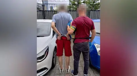 Przyglądał się kobietom w salonie fryzjerskim i "starał się do nich przytulać". Trafił do aresztu