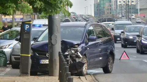 Uderzył w słup, uszkodził parkomat