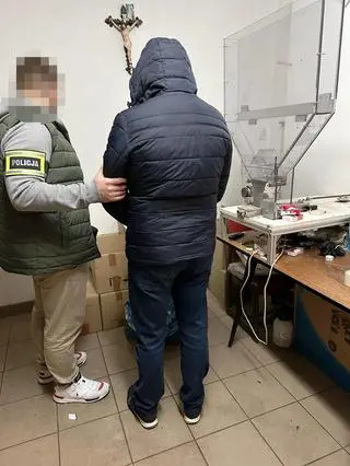 Policjant z zatrzymanym mężczyzną 