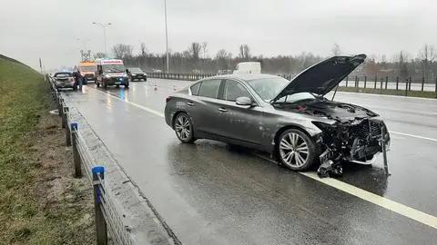 Zderzenie dwóch samochodów na S2