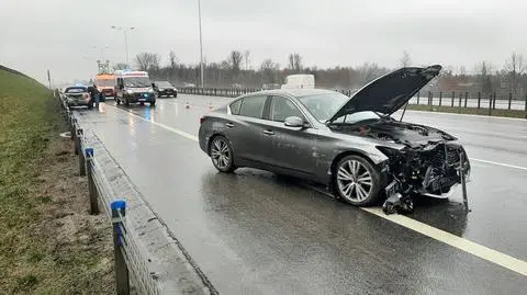 Kolizja dwóch aut na trasie S2, zablokowany był jeden pas