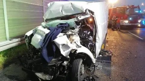 Bus uderzył w ciężarówkę przewożącą betonowe szamba. Kierowca nie żyje  