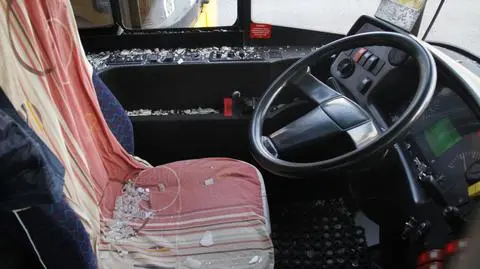 Krewki rowerzysta rozbił szybę w autobusie. Szkło raniło kierowcę