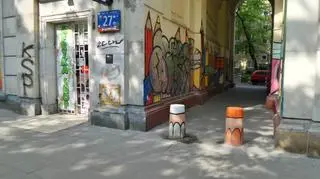 Zniszczony mural Korczaka na Muranowie