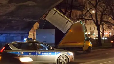 Ciężarówka nie zmieściła się pod wiaduktem