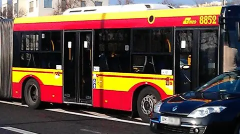 Renault wjechało pod autobus