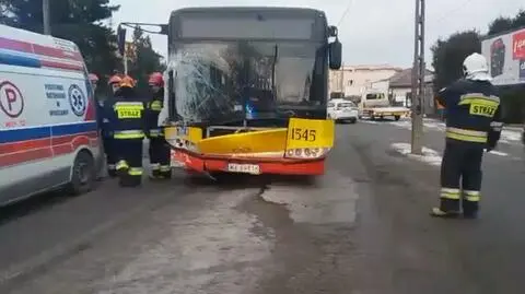 Zderzenie autobusu, kierowca zasłabł. Sytuację uratował jeden z pasażerów