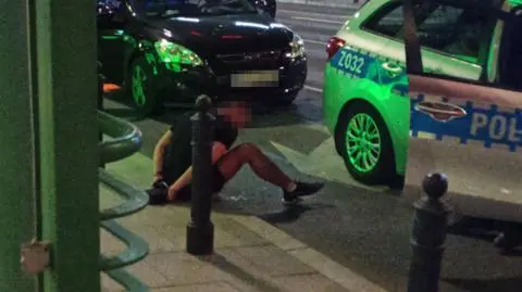 Uciekał wypożyczonym mercedesem, wjechał w zaparkowane auto. Policja użyła gazu 