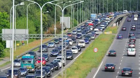 Warszawiacy ruszyli na długi weekend. Korki na wylotówkach