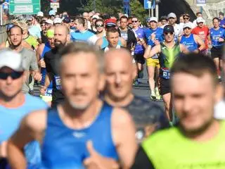 Uczestnicy na trasie 44. Maratonu Warszawskiego