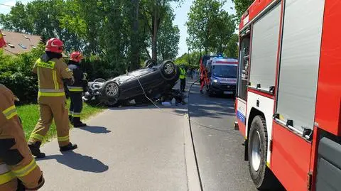 Samochód na dachu, kierowca w szpitalu