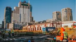 Przesuwanie budynku na terenie dawnej fabryki Norblina