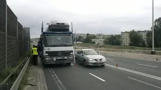 Zepsuty tir blokuje pas na Trasie AK