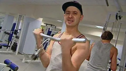 Wujek trenuje biceps
