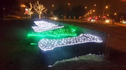 Świąteczny napis przegrał z podmuchami wiatru