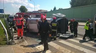 Policyjny mercedes przewrócił się na bok