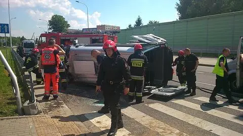 Zderzenie osobówki z radiowozem. Rannych ośmiu policjantów