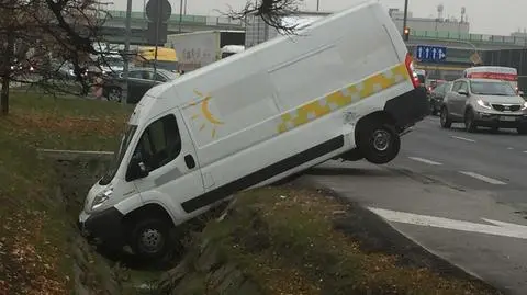 Dostawczy peugeot w rowie. Kolizja przy Puławskiej