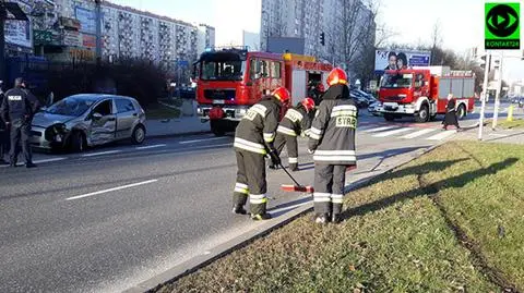 BMW na pasie zieleni po zderzeniu czterech aut 