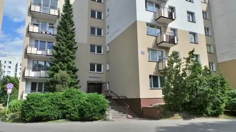 Krew na klatce schodowej, martwy mężczyzna oparty o wannę
