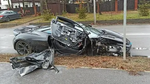 Wart 1,6 miliona złotych mclaren uderzył w latarnię. Media: za kierownicą początkujący kierowca rajdowy